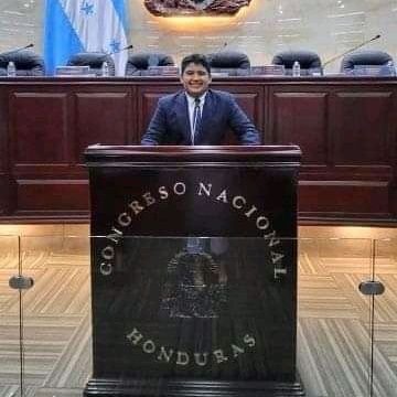 Dirigente Nacionalista de juventud subdirector Nacional de ambiente y energía de la red mundial de jóvenes políticos de Honduras Dios Patria y familia