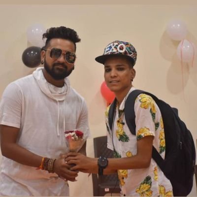I'm a professional dancer|
Member of #DesiSwagersDanceCrew |
Ranveer Singh & Akshay Kumar shocked by my group dance in Surat.