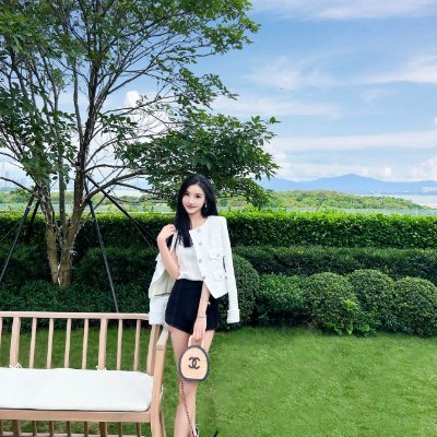 Yanan916's profile picture. Some people walk with the wind, but no one knows the bruises on her knees, some people laugh heartlessly, but no one knows that she once shed tears silently.