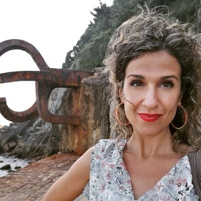 Soñaba con traballar de mestra, peiteadora, cantante e futbolista (do Celta). Agora son profe, mais non esquezo o xornalismo da man de @NosDiario.