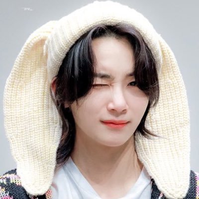 AAAAAAAAinaya's profile picture. aku mau pindah akun, tolong follback di sini🤩