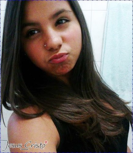 SOU  uma garota como todas com mil defeitos e um coração enorme para amr a todos e ao proximo adoro sair e curtir a vida...