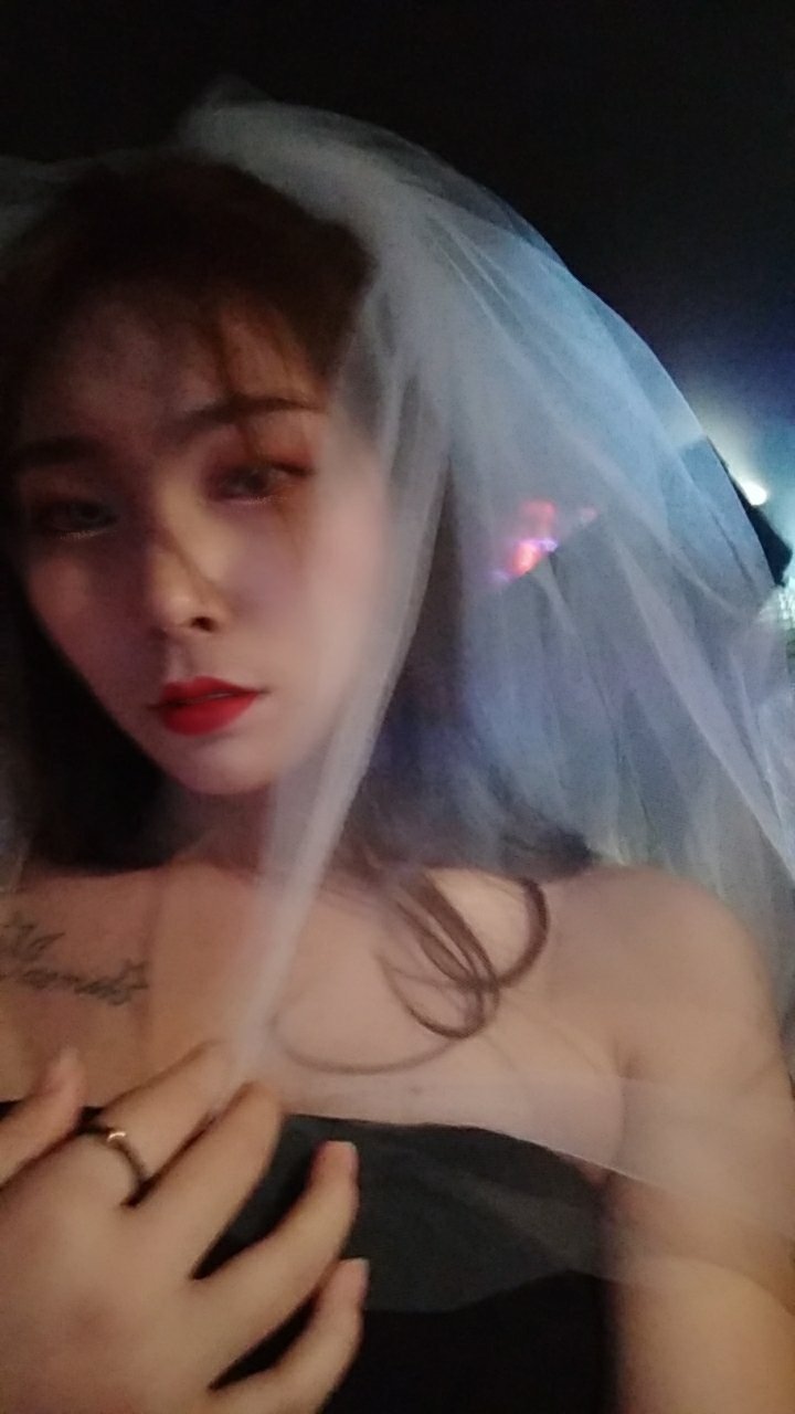 嗨，我是一个充满智慧和魅力的女性，在推特上寻找有趣的朋友，一起分享生活的点滴和激动人心的时刻！快来加入我的世界吧！下面的连接是的私人联系