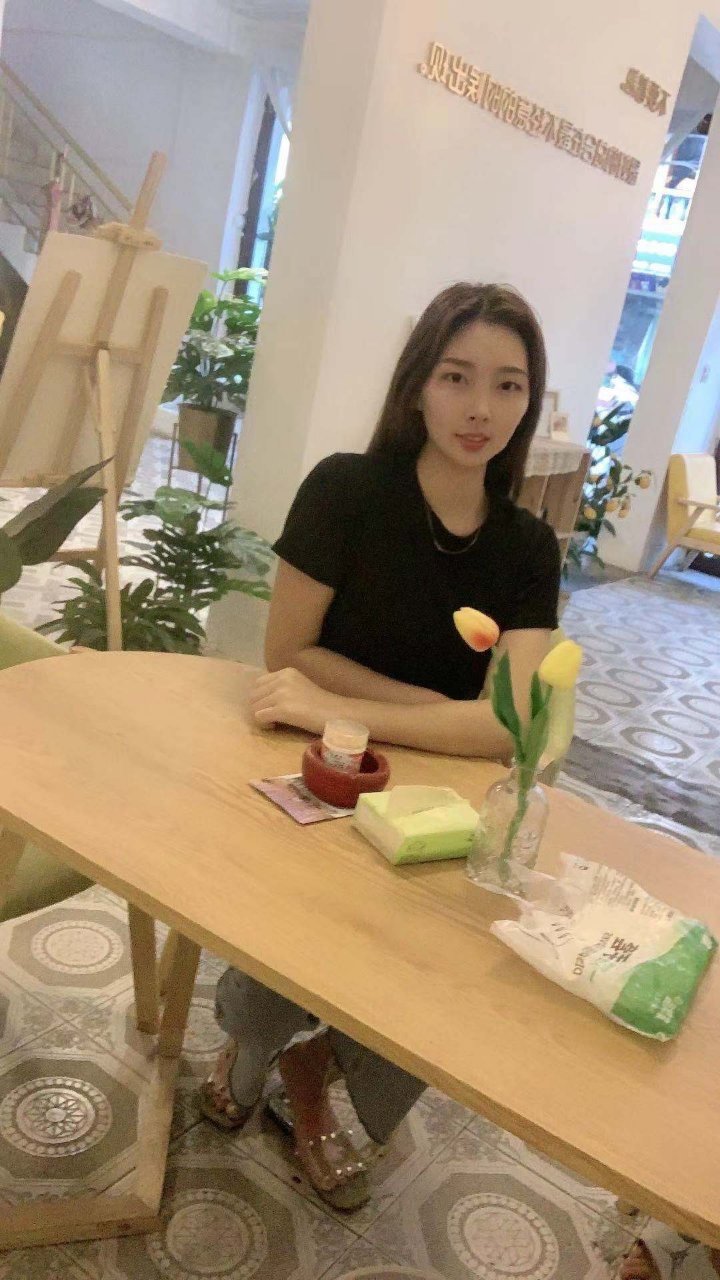 嗨,我是一个充满智慧和魅力的女性,在推特上寻找有趣的朋友,一起分享生活的点滴和激动人心的时刻!快来加入我的世界吧!下面的连接是的私人联系