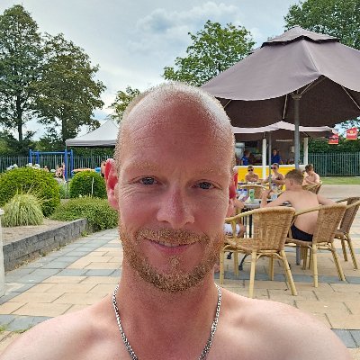 Trotse vader van 3 kids.En geniet van de melkveehouderij. En verzet me tegen kansparels die ons dorp kapot maken.