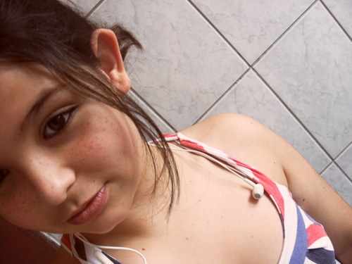 FIKA SE ESPONDO A RIDICULA , SE SUBMETENDO A SER SEGUNDA , TEM O OLHO MAIOR KE A CARA E A LINGUA MAIOR KE A BUNDA , SE RECALQUE E MODA , TÚ VIRO MODELO  ♫♪
