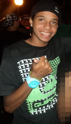 futebol, musica,diversão, são uma das coisas q mais me define! qer me conhecer melhor só pessoalmente!