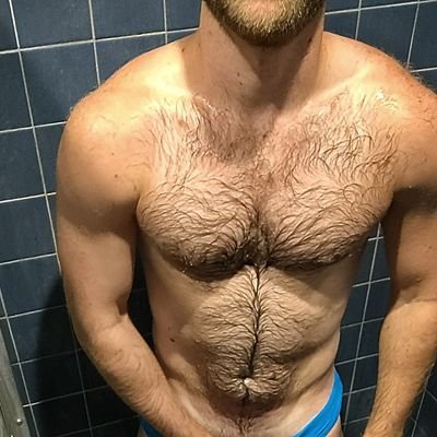 (18+)I'm gay. I'm an athlete.💪🏼🦵🏼
Love showing off my bulge for you🔥🥵
Love to get wet as well 💦💦💦