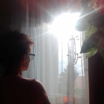 Wychowano mnie w szacunku dla słowa i właśnie dzięki temu trzymam kulturalny pion. Lubię swój świat - poezji, obrazu i muzyki. Specjalność: