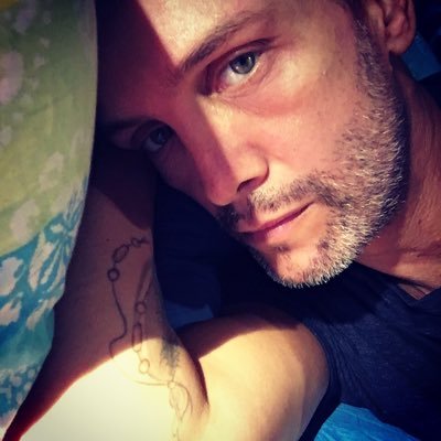 Specchio_reflex's profile picture. Attore di teatro, video e speaker radio. Mi nutro di tutto ciò che è arte e spettacolo.L'ironia salverà il mondo. Amo la donna che mi sta accanto.