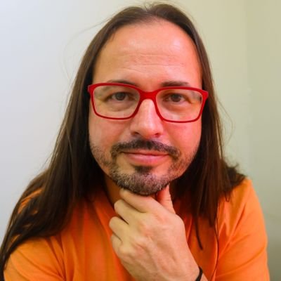Doutor e Mestre em Educação pela Universidade Tuiuti do Paraná - UTP. Possui graduação em História - Faculdades Integradas Espírita e Pedagogia - UNINTER.