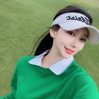 I am a little angel who likes to travel, make friends and learn about the cultures of different countries.