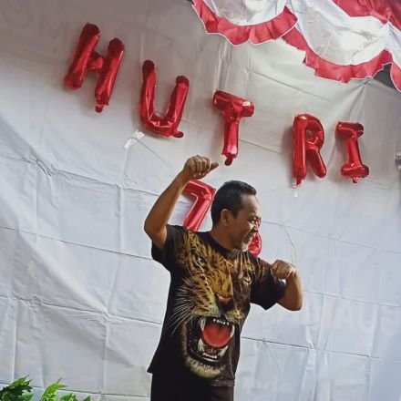 Allah yang tiada dipertuhan selain Dia pemilik hidup dan sendiri mengurus segala sesuatu.
Engkau pembimbing dan pengasuh alam semesta - aku hamba-Mu.