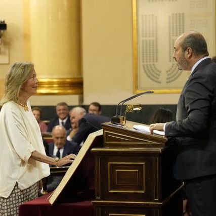 Coruñesa, gallega y española. Senadora XV legislatura por el Partido Popular. Casada y madre de dos hijas.