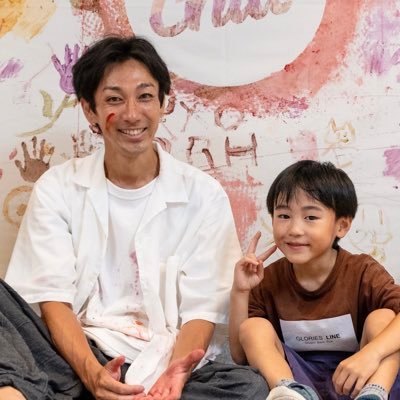 幼少期のから絵を描き始め、高校生の頃イベントフライヤーを作成した事をきっかけにイラストレーター、デザイナーを志す🎨 イラストを中心とし、個人から企業まで小さな仕事から大きな仕事まで幅広く活動中✨ 最近では、野菜から作る絵具での子供向けお絵描き教室等のワークショップ活動も行っている🥕🍠🍅🫑