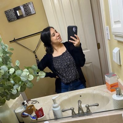 lisalex__'s profile picture. 24 • Utrgv • leo