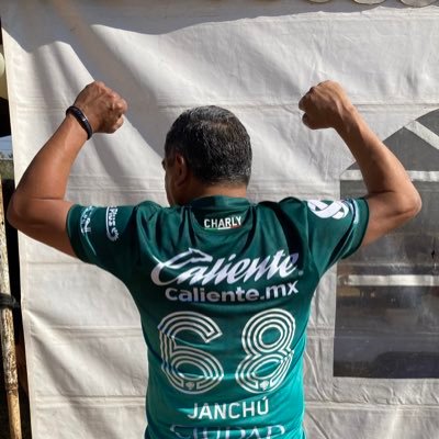 Profesor apasionado de su labor y de la comida mexicana.