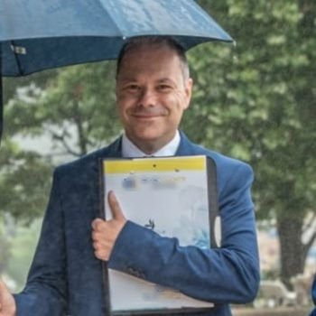 Trabajador autónomo. Aita. Txuri-Urdin. 20 años en la acción vecinal. Diplomado en Ciencias Políticas y Presidente de la A.VV. de Bidebieta - BIDEAK.