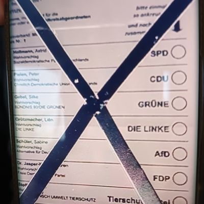 Bin 74 Jahre . 100% Querschnittsgelähmt . Seid schlau . Erfahrene Alte , helfen . Die einzige echte DEMOKRATIE geht nur vom VOLK aus  .