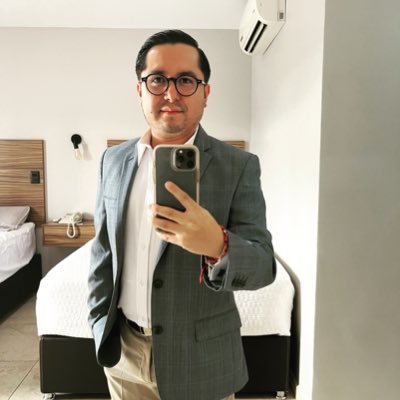 Licenciado y Maestro en Derecho. Abogado y docente. Chiapaneco naturalizado como oaxaqueño.