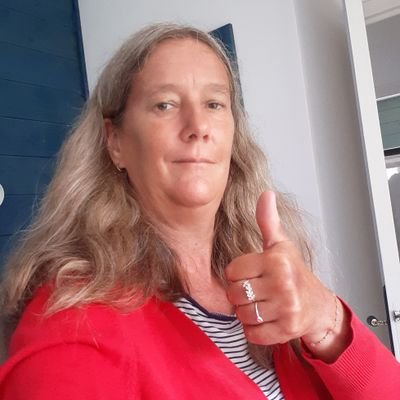 je me présente Aude.j'ai 49 ans.j'habite en région https://t.co/zkh9O2Gz62 cherche pas l'amour, mais l'amitié et discuter avec des personnes sympa.j'aime le shoppi