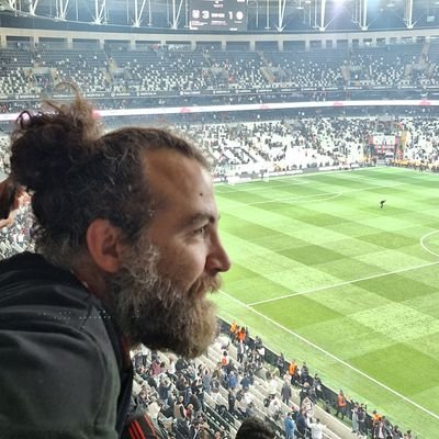 Bu profilde Beşiktaş sevgim, insanlığımın önüne geçer.