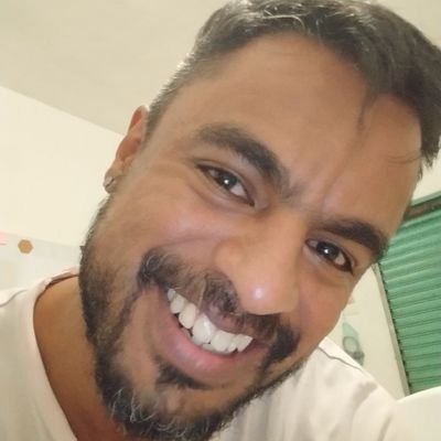 Soñador, determinado.
Emprendedor, profesionista, actor, comediante, artista, cantante... Y hasta lo que no han inventado!!
