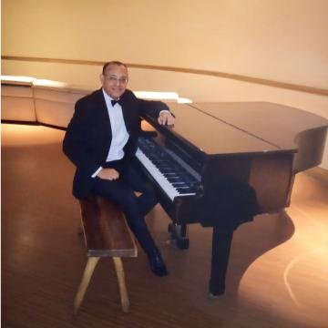 pianista,saxofonista,arreglista, productor y creador musical,actualmente director musical de la orquesta Billos caracas boys