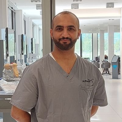 جراح عظام عماني🇴🇲،
مهتم بجراحة الإصابات الرياضية ومناظير الركبة والكتف وجراحة استبدال مفاصل الركبة والكتف
(Knee&Shoulder Surgeon)
🇭🇲 مبتعث