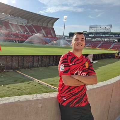 🏠 Vélez-Málaga
📚 Administrativo
🧙Monitor de Ocio y tiempo libre 
⚽ Entrenador de fútbol base en el Torreño
❤️🖤 Real Club Deportivo Mallorca