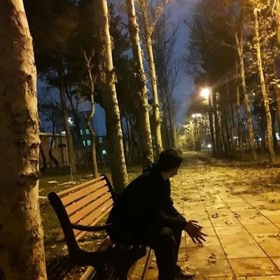 اندکی اهل قلم🖋
طبیعت گرد🌲
دانشجوی شهید بهشتی📚
خالی میکنند پشتت را حتی سایه ها...