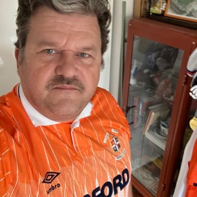 Stor fan af engelsk fodbold og Luton Town FC. 🎩 Shirt collector 👕