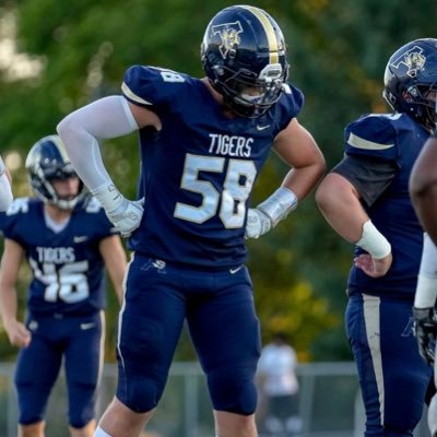 Arlington Highschool (TN) @tigersarlington 2024 | 6’4 230lbs | Defensive Line | 40 yard 4.8 | GPA 3.2 | brockflint58@gmail.com (707) 471 8090