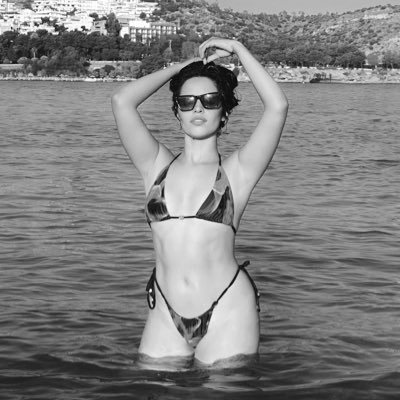 tristeinarea's profile picture. Tipo um diário de sentimentos, minha dismorfia corporal e etc :)