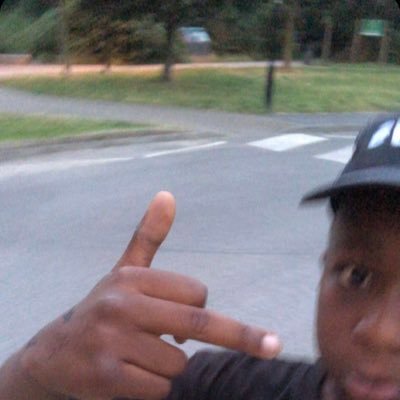 average skateboarder |insta: @demzcantsk8 tiktok: @thewalkingboard_