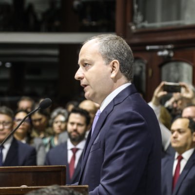 Economista. Ph.D. University of Chicago. Presidente del Banco Central del Paraguay (2013-2018). Ministro de Economía y Finanzas.