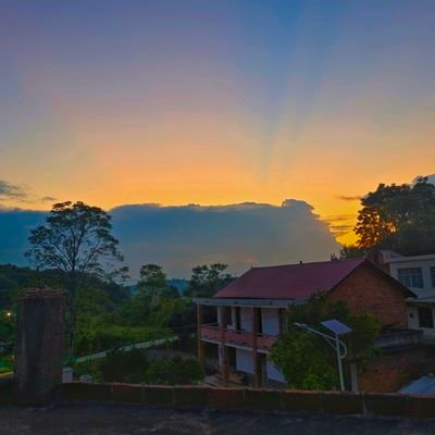 0129Hepuyuan's profile picture. 上联：当律者保不住驾照
下联：当骇客保不住账号
横幅：我没有又哭又闹