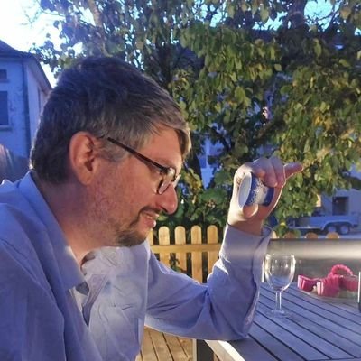 Je tweet une fois tout les 6 mois mais c'est toujours passionnant à l'exception des fois ou je m'énerve juste spontanément sur de la politique (99% des tweets)