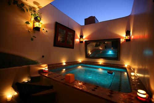 En plein cœur de l'ancienne médina, à deux pas de l’indescriptible Place Jamaa El Fna,se trouve un véritable bijou : Riad Ain