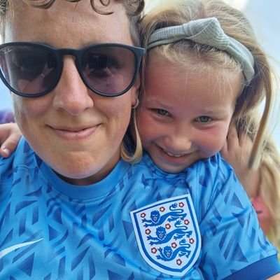 Long suffering Gills fan but can also be found at the occasional egg shaped ball game following the Tigers.
Teaching my daughter the ways of life....UtG