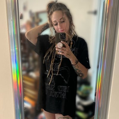 $alienqueen1938 ✨Future Owner of Dri’s Spook’N’Swim✨ Mentally I never left my emo phase but now I’m a rave kid. Unhinged. 29F. MILF status. Fr imma chef🙄🔪😂