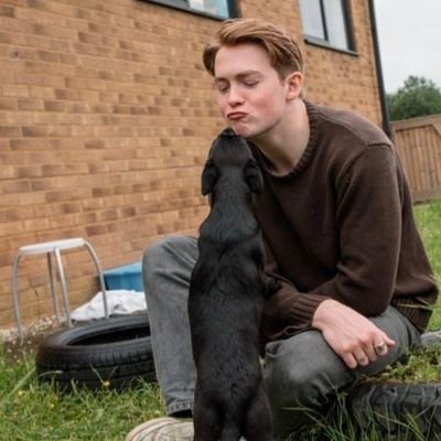 |Son to Sarah ❤️.|Brother to David 😔.|Boyfriend to Charlie 😘.|Bisexual 🏳️🌈.|Best Friend to Tara&Darcy 🥰.|Friend to Tao 👬🏻.|