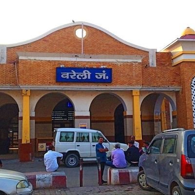 बरेली जंक्शन पश्चिमी उत्तरप्रदेश का प्रमुख स्टेशन है जहां से मुंबई इंदौर जम्मू भुज अहमदाबाद कोलकाता कामाख्या पटना जैसे बड़े शहरो के लिए प्रतिदिन ट्रेन उपलब्ध है