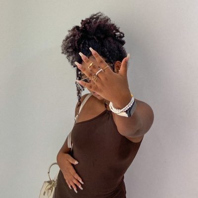 Uma mulher de pele negra ela sabe que tem o poder nas mãos 💆🏾♀️💅🏾
