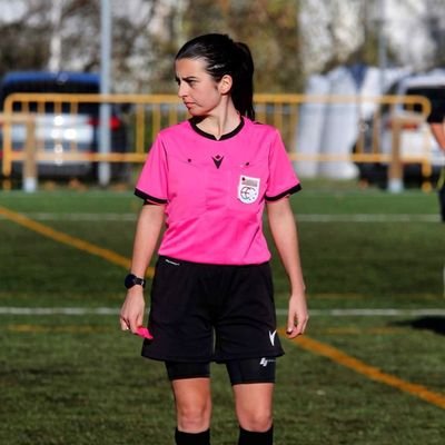 Arbitra 2RFEF 👩🏽⚖️⚽
Dart 🐶❤️🩹
Zaindu ditzagun bizitzako gauza txikiak egunen batean handiak egin daitezen.