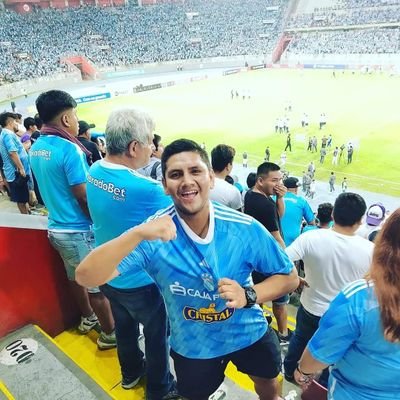 Trujillano en lima. Cirujano, futbolero y celeste acérrimo. SPORTING CRISTAL, River Plate, Liverpool FC y Barcelona FC.