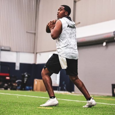 QB @edwardwatersfb 6’2 205LBS