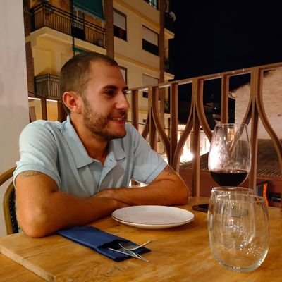 ¿Raro? Si, hiperactivo y sonámbulo. Estudiante de primatología. Intentando entender la ironía de la vida. Sonriendo desde 1995.
Futuro etólogo🐺