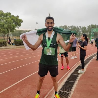- Dad of 2 boys 👦
- I work 9 - 6 so I can run later 💼
- Marathoner (PB 3:24) 🏃
- 90 km Comrades Ultra-Marathoner 🥈 🇵🇰