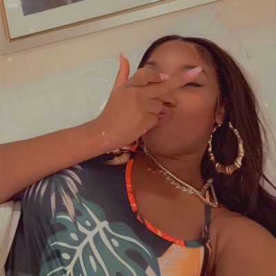 👩🏾🎓 FIU Graduate ✨ 📜 Degree in Health Service Administration 📍Miami/FL 👑Owner of PinkAnanse 📱Project Manager